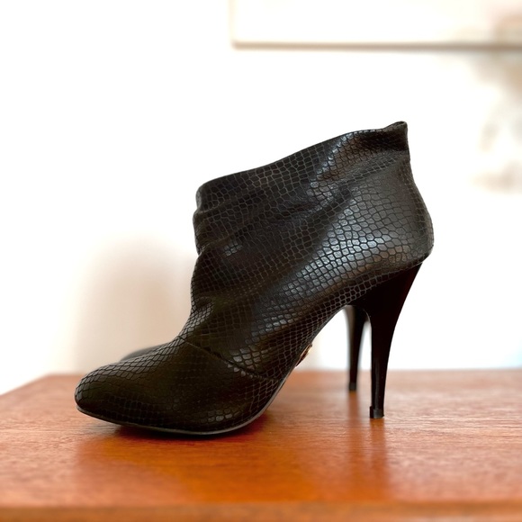 BETSY JOHNSON Slouch Bootie/Ankle Boot, Excellent Condition, Size 8M - Picture 13 of 13